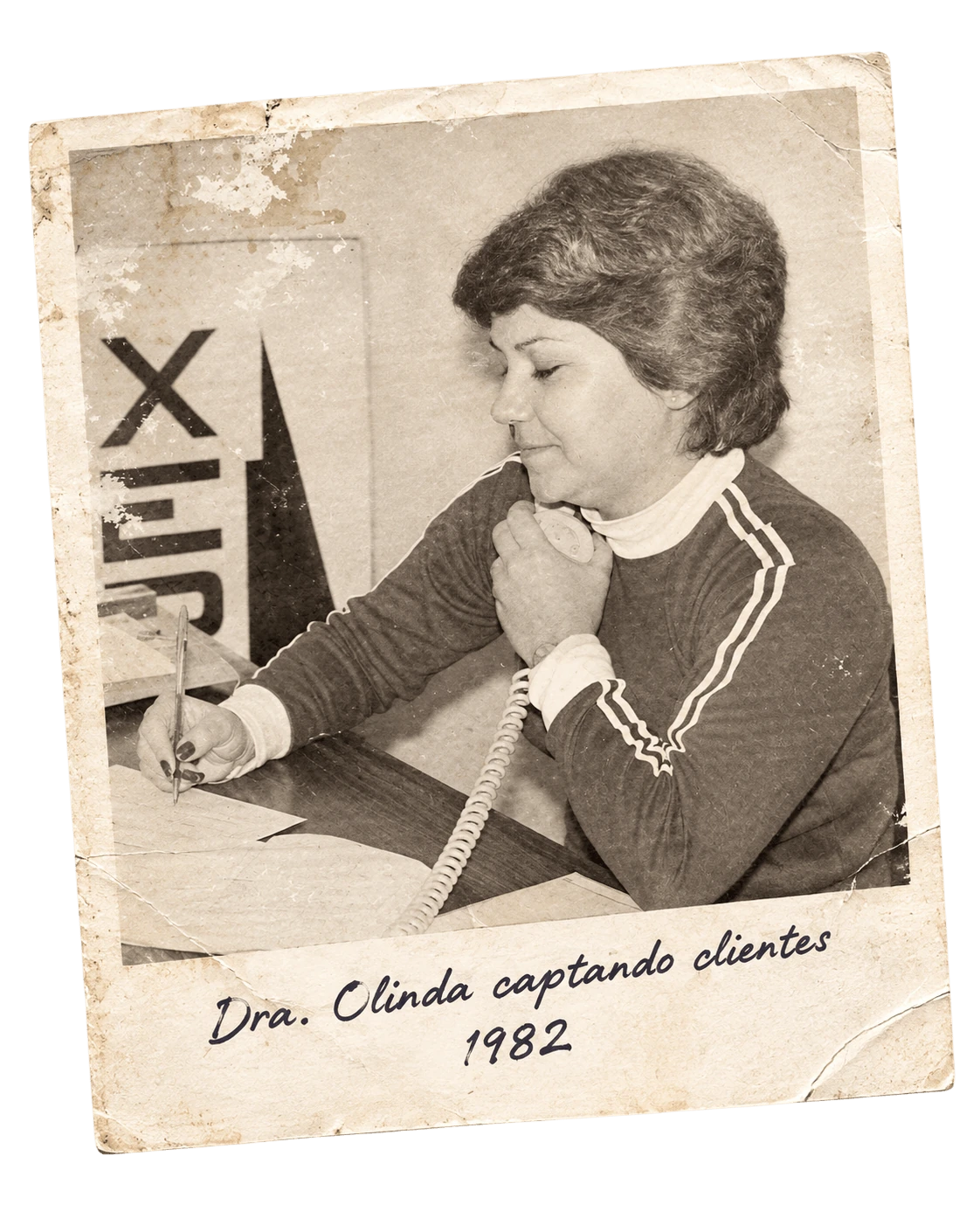 Registro histórico de Dra. Olinda atendendo clientes em 1982